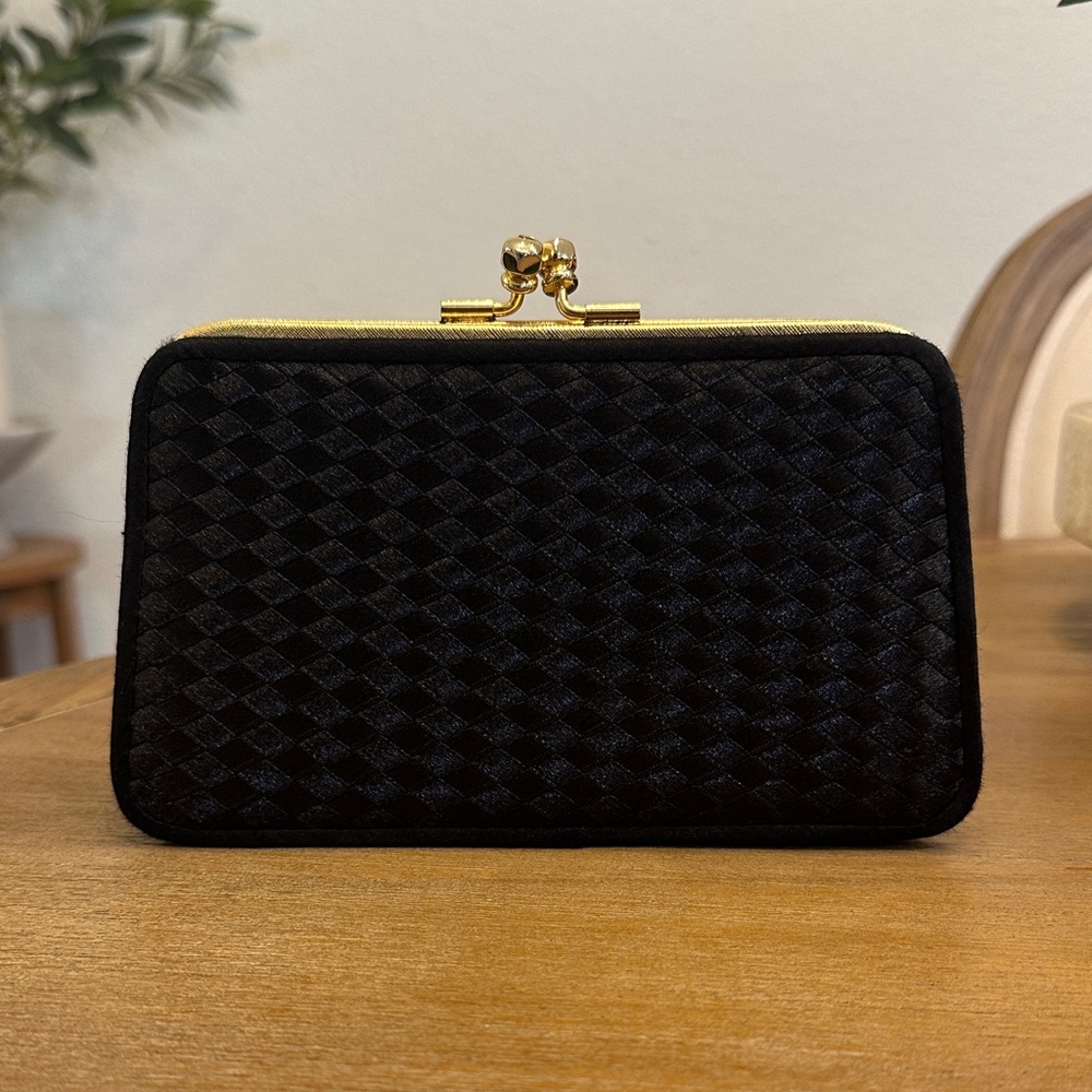 Elegant Vintage Black Clutch with Gold Kisslock Closure and Chain